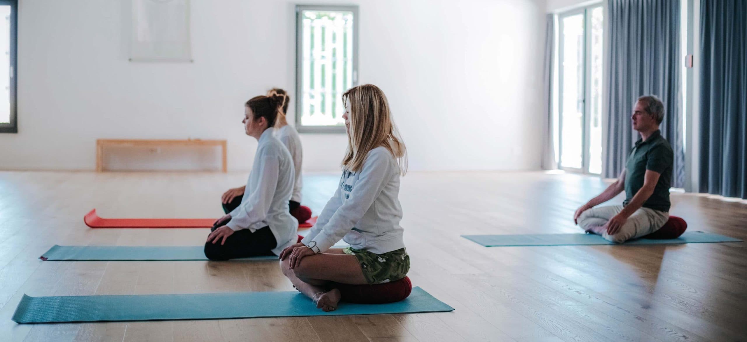 Méditation assise dans la salle de pratique du Centre Ming Shan